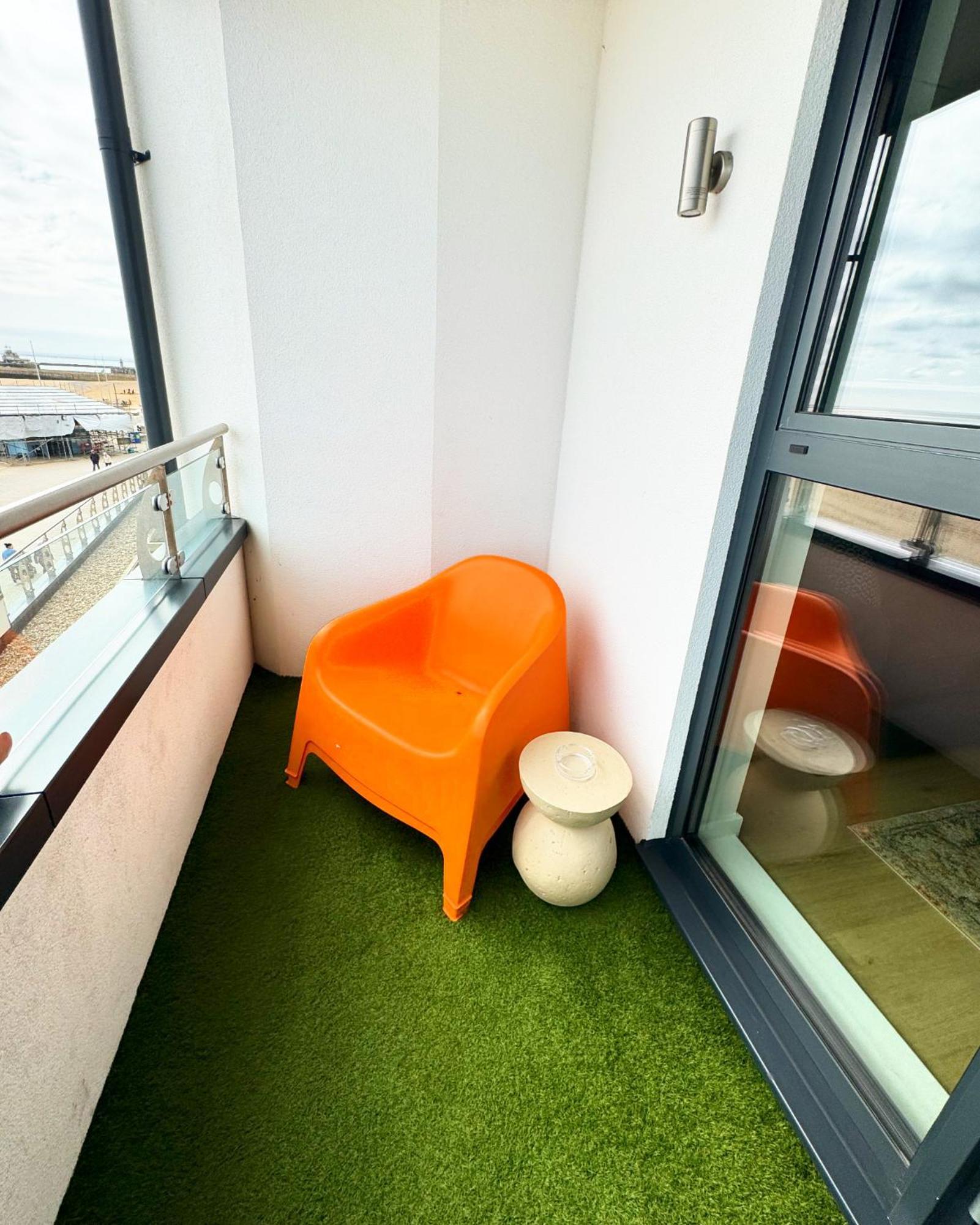 Stunning Beach Front Apartment With Sea Views, Free Parking & Balcony Ramsgate Exteriér fotografie